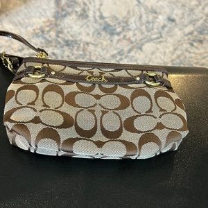 Coach traditional pattern signature,wristlet in fabric and patent leather